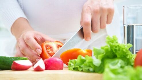 Le verdure vengono tagliate con un coltello