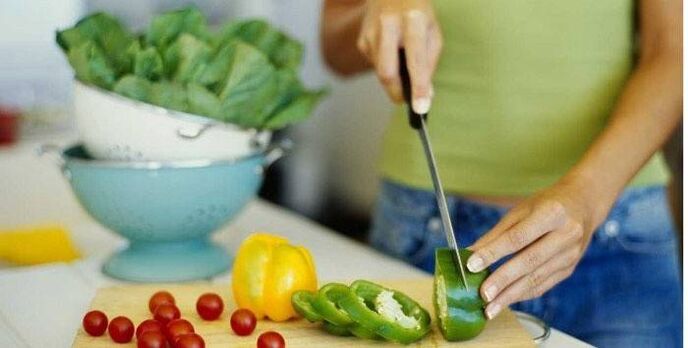 Cucinare un'insalata di verdure per cena secondo i principi di una corretta alimentazione per una figura snella