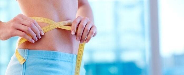 Misurazione del volume del peso perso con l'aiuto di esercizi speciali dell'addome
