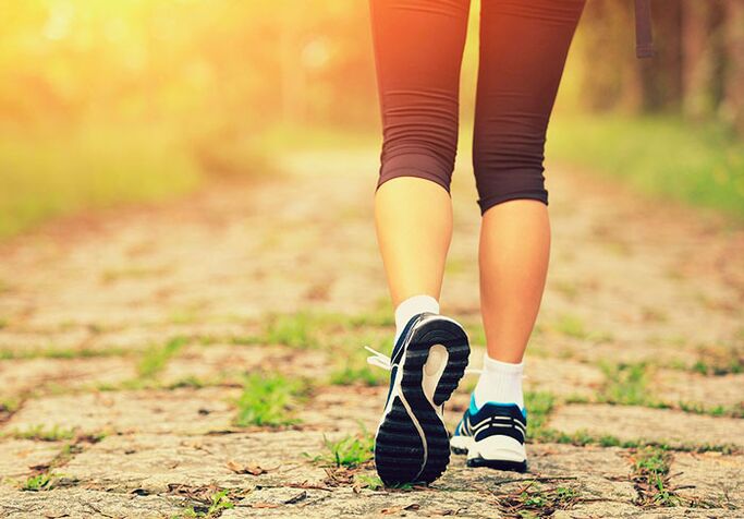 Camminare per perdita di peso dell'addome e dei lati